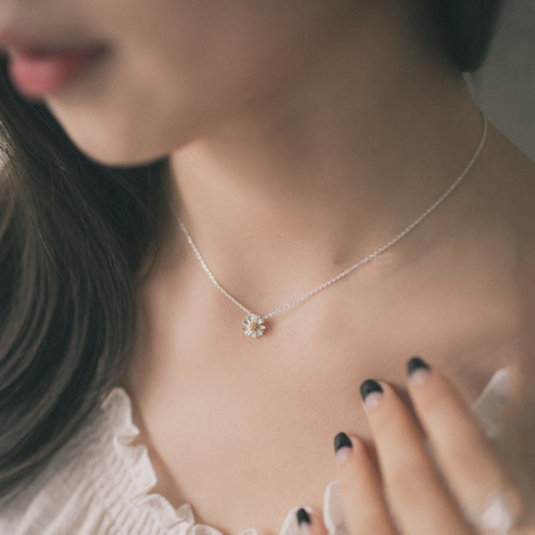 Small Daisy Necklace