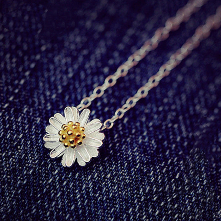 GlamWear™ Small Daisy Necklace - Chicandbling