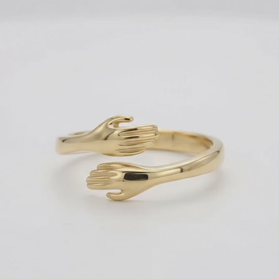 Turntable video of the gold hug ring rotating