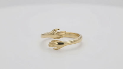 Turntable video of the gold hug ring rotating